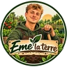 Logo Eme la terre : Emeric devant son potager